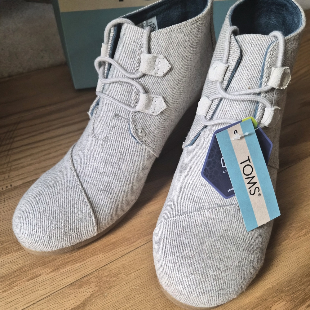 NWT TOMS Kala Shimmer Ankle Boots